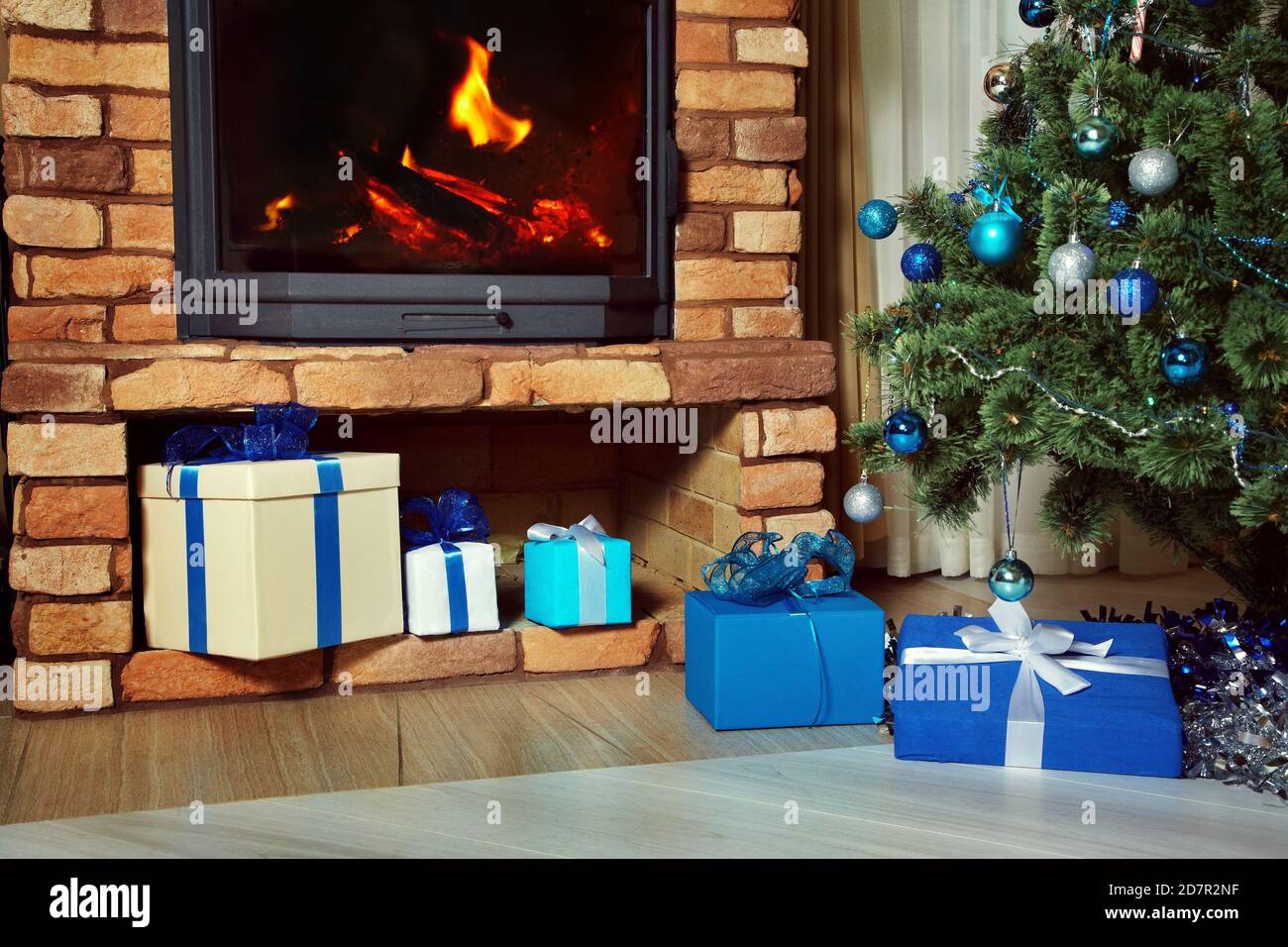 intérieur de la maison avec cheminée décorée et arbre de noël Banque D'Images