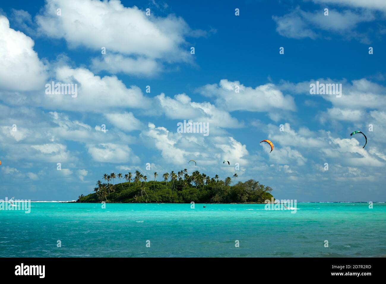 Kite Surfers et l'île de Taakoka, Muri Lagoon, Rarotonga, îles Cook, Pacifique Sud Banque D'Images