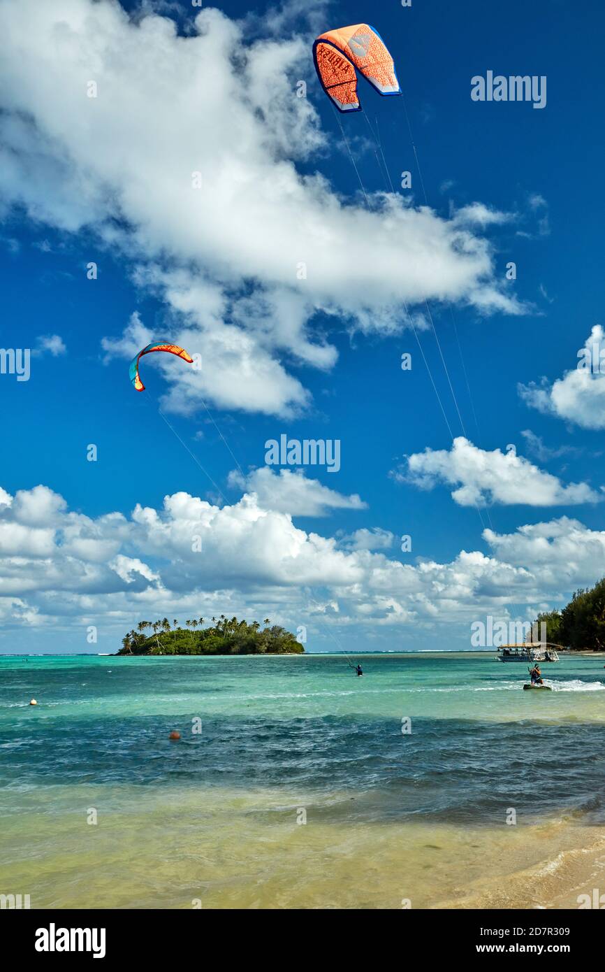 Kite Surfers, Muri Lagoon, Rarotonga, Iles Cook, Pacifique Sud Banque D'Images