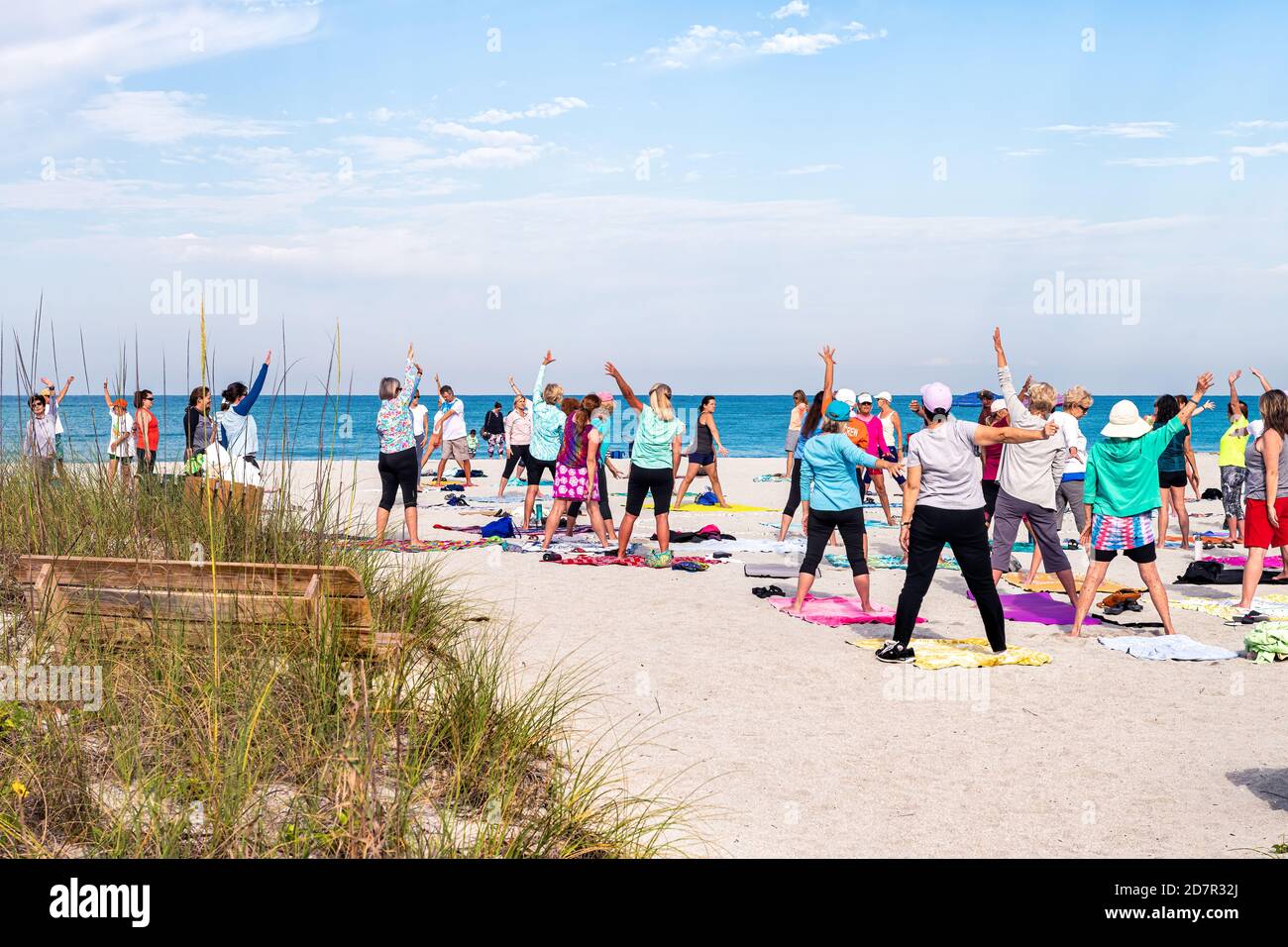 Venice, USA - 29 avril 2018: Petite ville de retraite de Floride communauté avec des personnes âgées pratiquant le yoga sur la plage s'étendant dans le matin Banque D'Images