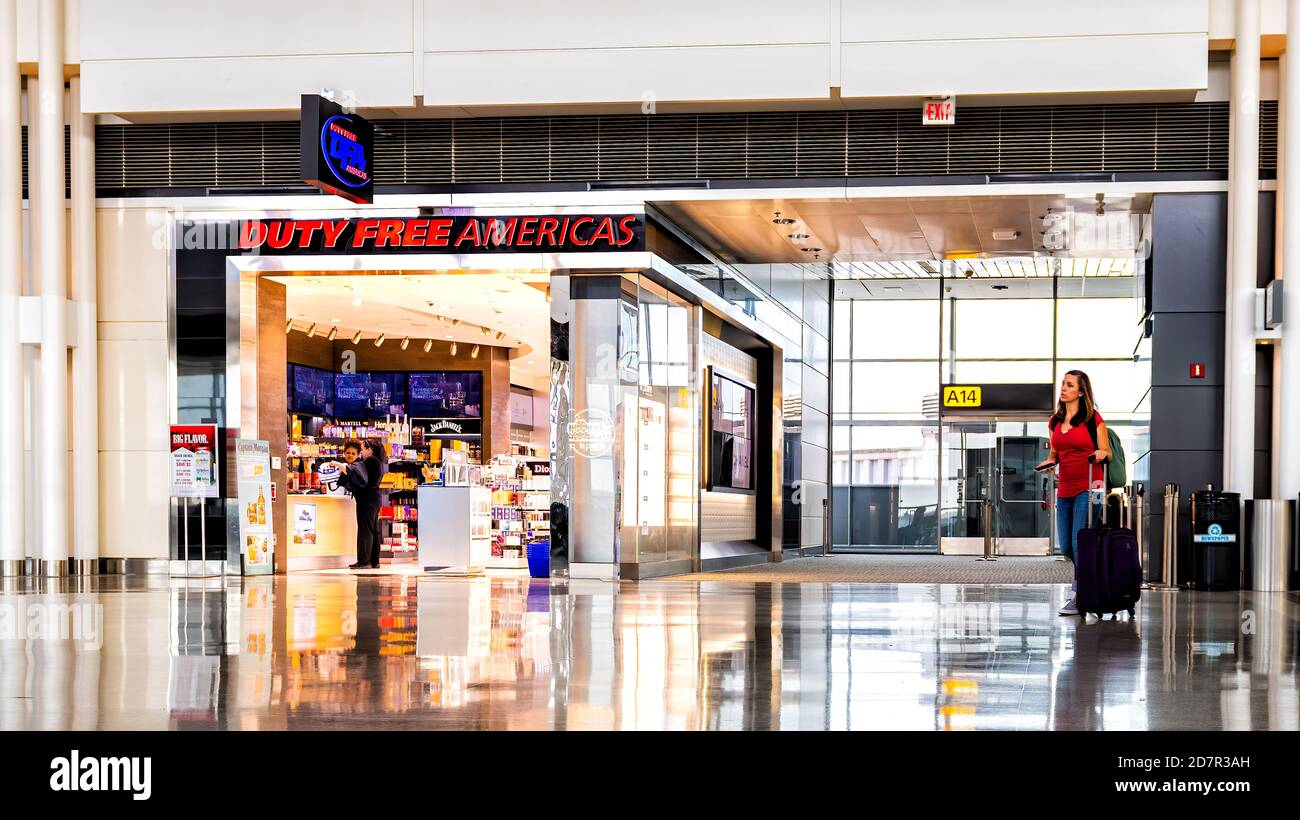 Dulles, États-Unis - 13 juin 2018 : magasin hors taxes pour les Amériques avec passagers avec bagages à l'aéroport international de Dulles en Virginie Banque D'Images
