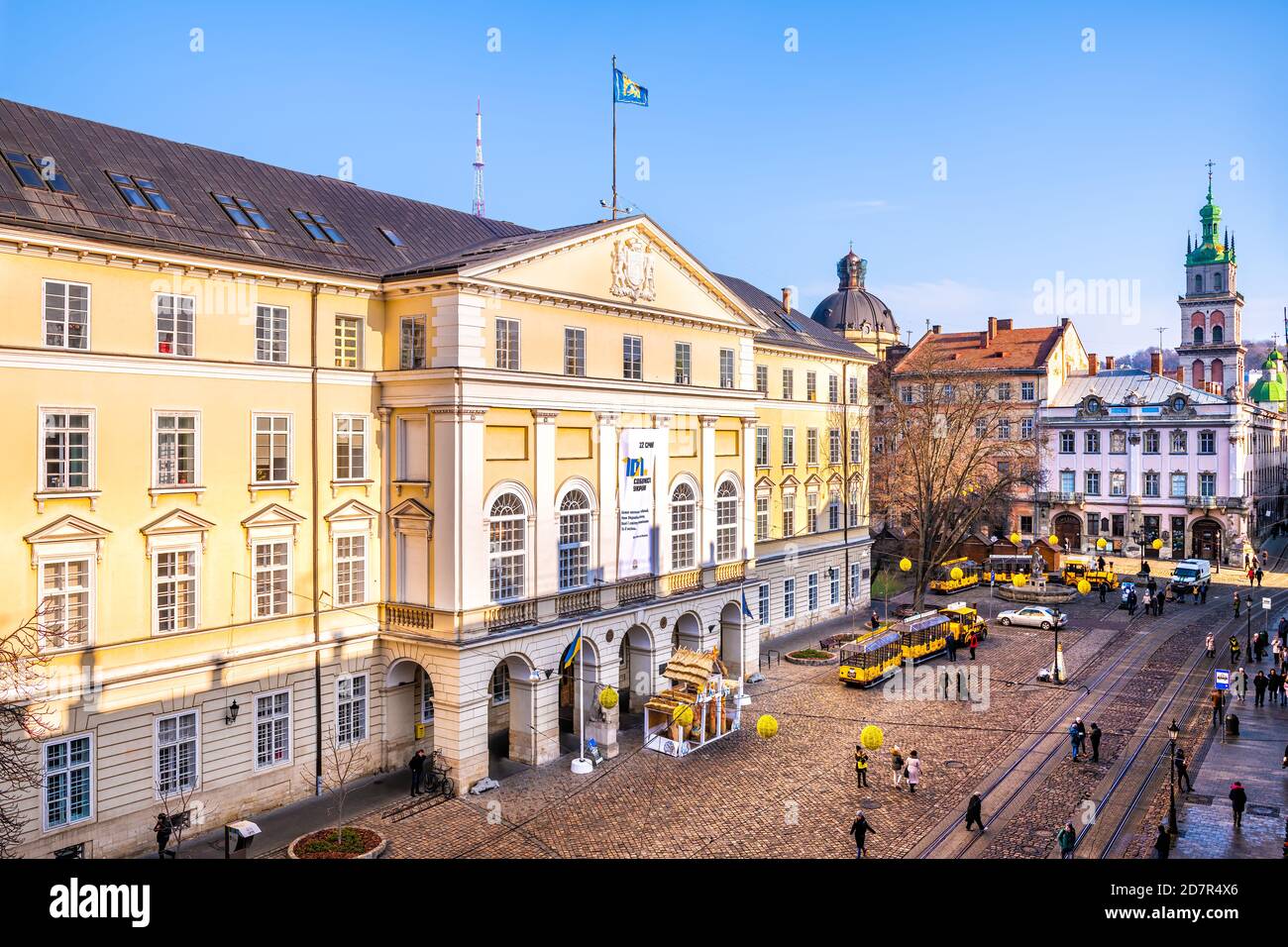 Lviv, Ukraine - 21 janvier 2020 : vue aérienne à grand angle depuis la fenêtre sur la place du marché de la vieille ville de Lvov, hôtel de ville en hiver avec Dormition et Dominican Banque D'Images