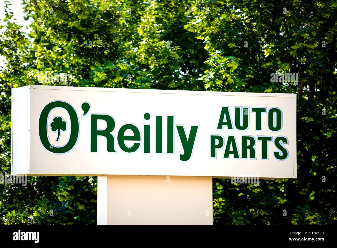 Charlottesville, Etats-Unis - 9 juin 2020 : ville du centre-ville avec fermeture de panneaux en Virginie pour la société O'Reilly auto parts avec texte Banque D'Images