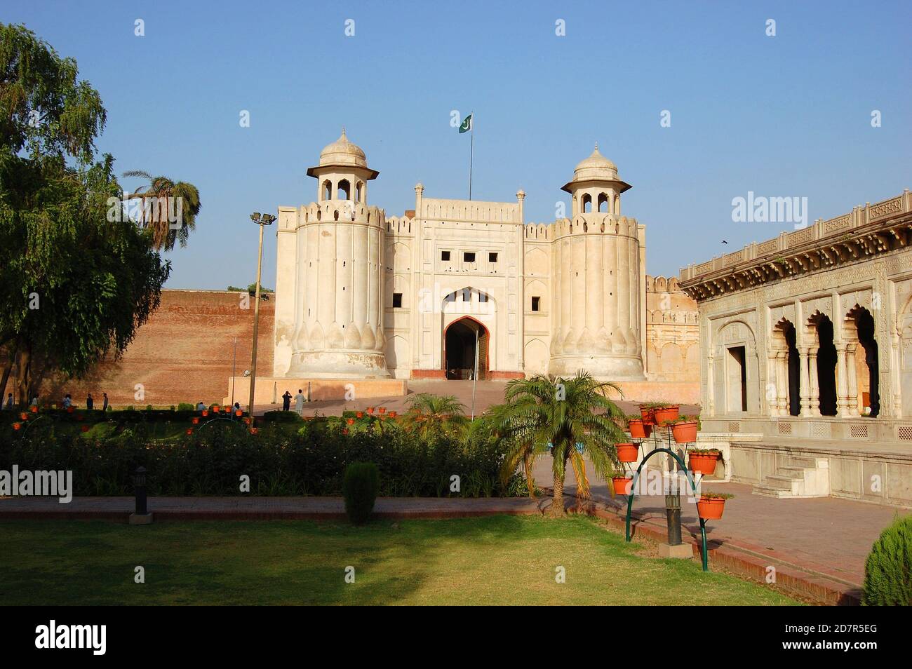 Porte d'entrée du fort de Lahore dans la vieille ville de Lahore. Le fort de Lahore est inscrit au patrimoine mondial de l'UNESCO en 1981, au Punjab, au Pakistan. Banque D'Images