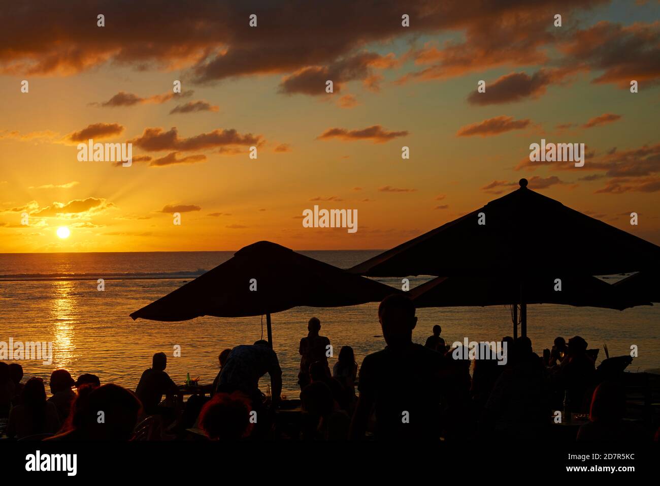 Coucher de soleil sur l'océan Pacifique et patons au bar Wilsons, Castaway Resort, Rarotonga, Iles Cook, Pacifique Sud Banque D'Images