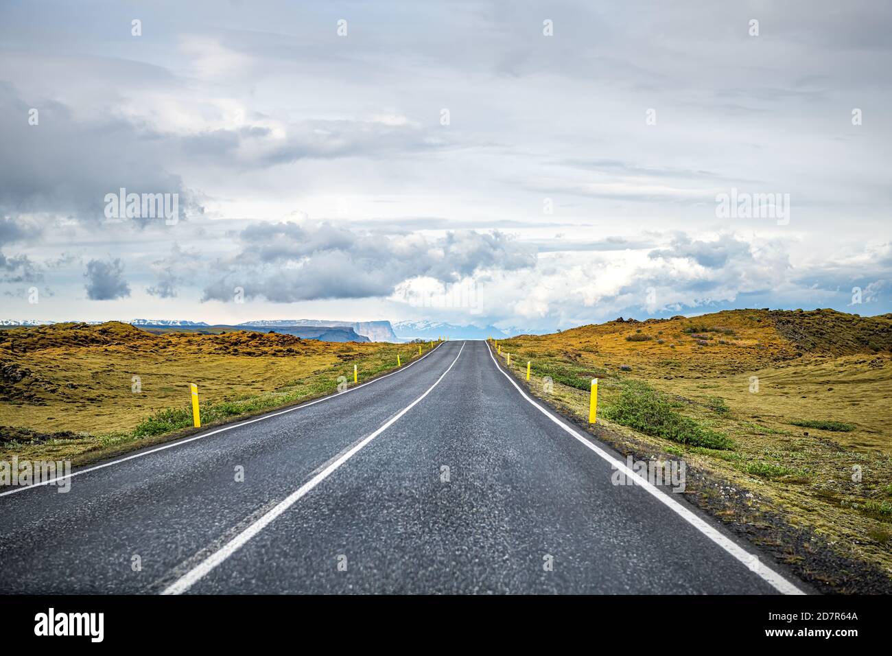 Islande vue paysage de la route point de vue voiture par jour nuageux sur le périphérique sud-sud avec lave la mousse marron de champ et personne Banque D'Images