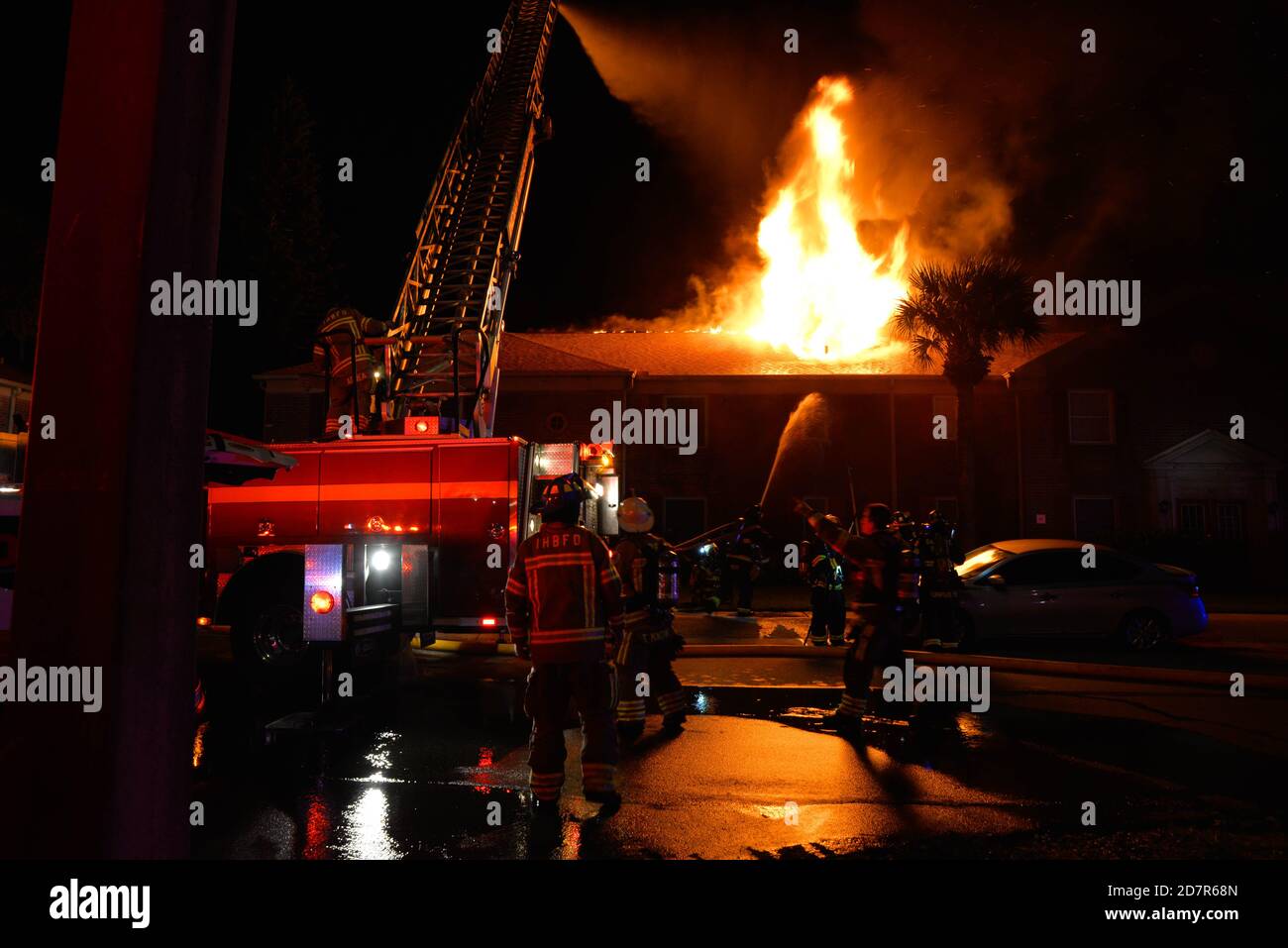 Indian Harbour Beach, comté de Brevard, Floride. ÉTATS-UNIS. 23 octobre 2020. Un incendie de nuit a éviscéré deux unités dans un complexe d'appartements/condominiums et rendu plusieurs autres inhabitables en raison de la fumée et des dommages causés par l'eau. La police d'Indian Harbour Beach a fermé les rues environnantes pour des raisons de sécurité. Tous les occupants ont évacué le complexe en toute sécurité et le commissaire des incendies d'État enquête. Crédit photo : Julian Leek/Alay Live News Banque D'Images