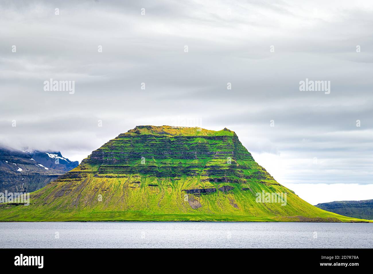 Grundarfjordur, la ville d'Islande et la montagne Kirkjufell sur un petit village de pêcheurs couvert et nuageux sur la péninsule de Snaefellsnes Banque D'Images