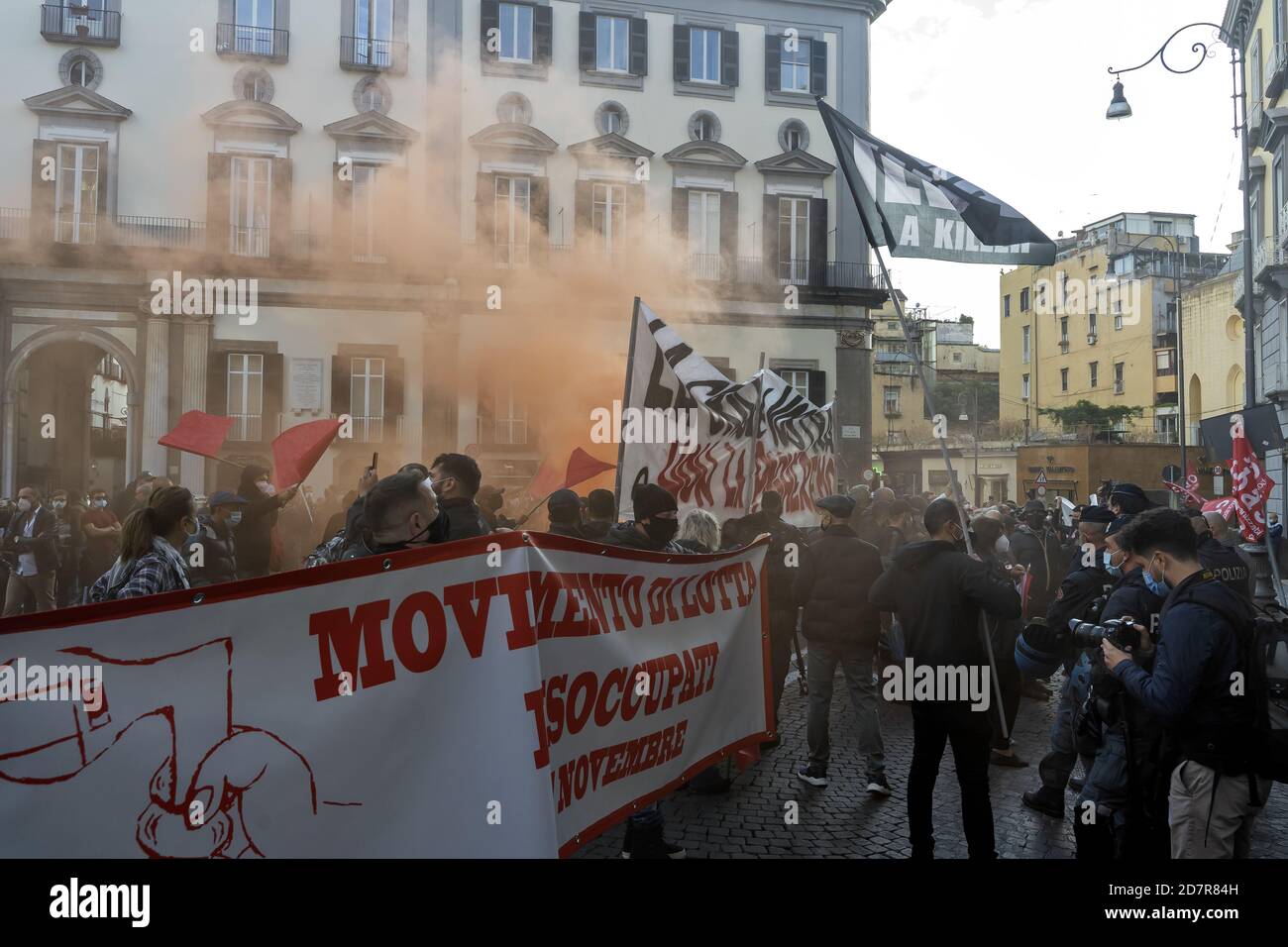 Naples, Italie. 24 octobre 2020. De nouveaux affrontements à Naples, en Italie, le 24 octobre 2020, contre les effets du couvre-feu anti-Covid. Les incidents ont éclaté à la fin de la manifestation organisée par les centres sociaux, avec la participation d'autres acronymes, devant le siège de la Confindustria Napoli, sur la Piazza dei Martiri. Au cours de l'événement, des œufs ont été jetés avec de la peinture rouge sur la porte d'entrée du bâtiment (photo par Alessandro Barone/Pacific Press/Sipa USA) crédit: SIPA USA/Alay Live News Banque D'Images