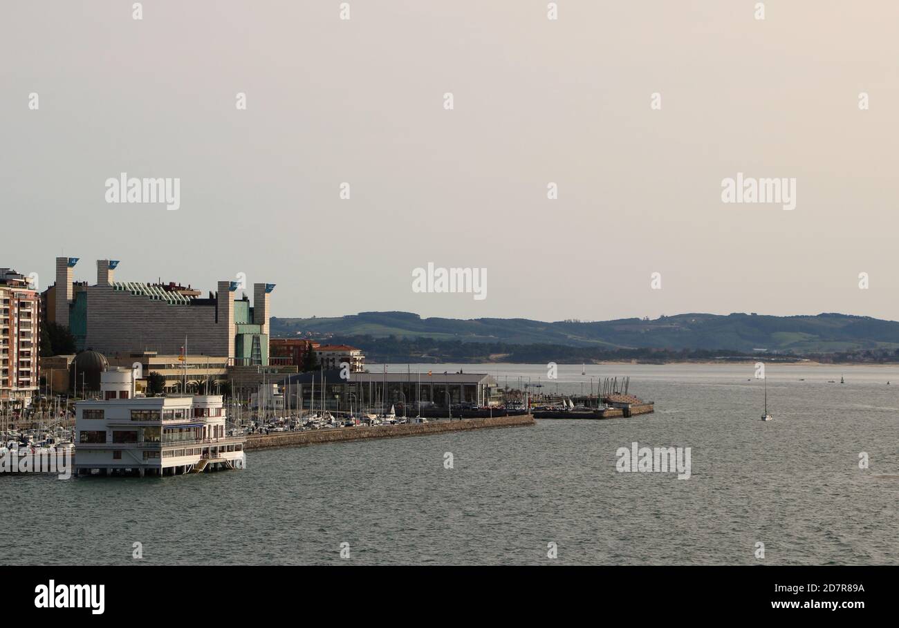 Paysage de la baie de Santander Cantabria Espagne avec le Royal Maritime Club et le Palais des fêtes le matin d'automne ensoleillé Banque D'Images