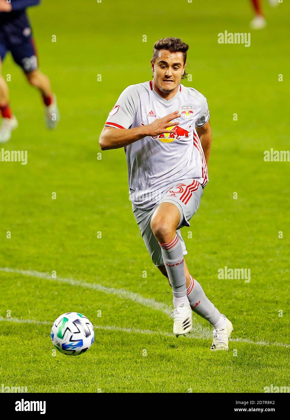 Chicago, États-Unis, 24 octobre 2020. Major League Soccer (MLS) le défenseur des Red Bulls de New York Aaron long (33) place le ballon sur le terrain contre le Chicago Fire FC à Soldier Field à Chicago, il, États-Unis. Le jeu s'est terminé par une égalité de 2-2. Credit: Tony Gadomski / toutes les images de sport / Alamy Live News Banque D'Images