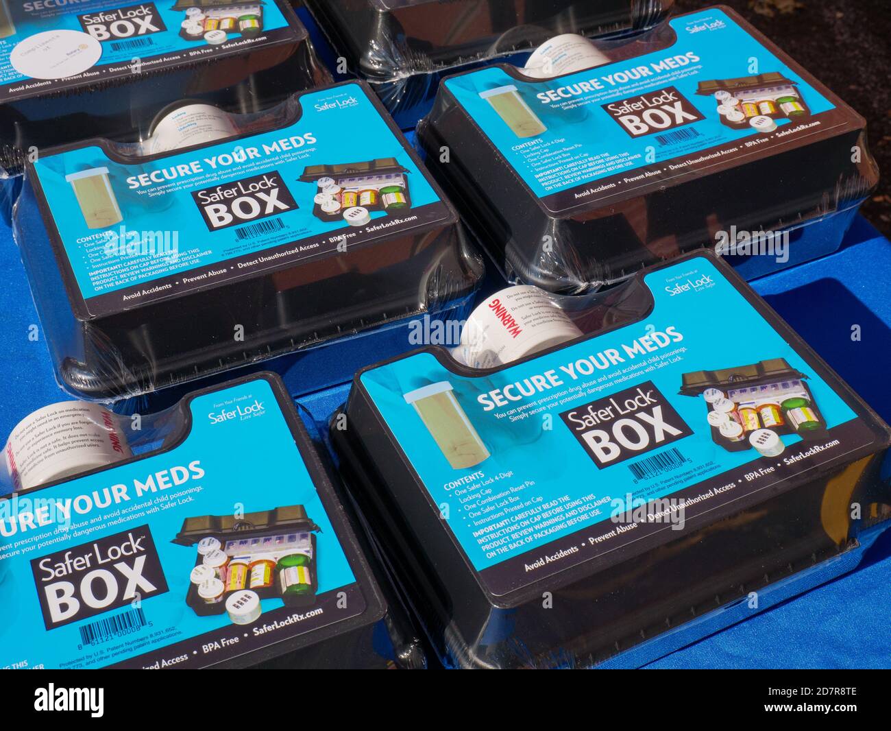 Boîtes de verrouillage de médicaments d'ordonnance pour distribution gratuite. Journée nationale de prise de prescription. Oak Park, Illinois. Banque D'Images