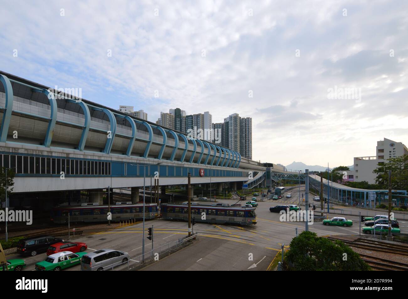 Tin Shui Wai Station du Mass Transit Railway (MTR) Système à Hong Kong avec un véhicule à rampe légère en marche Sur Tin Yiu Road ci-dessous Banque D'Images