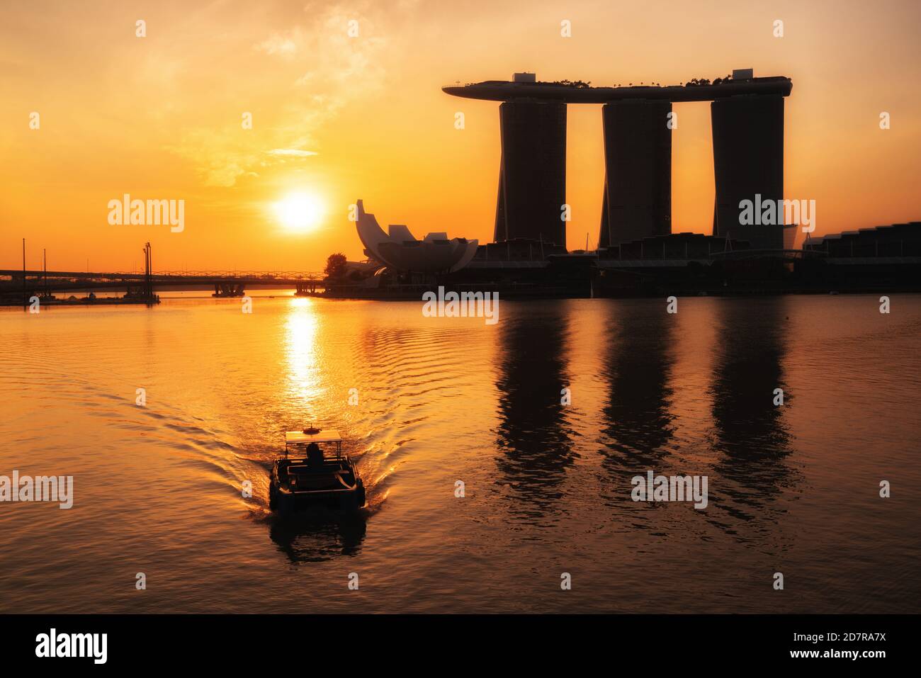 Singapour, SINGAPOUR - 10 FÉVRIER 2017 : Marina Bay Sands Hotel, site touristique de Singapour au lever du soleil matinal à Marina Bay, Singapour. Banque D'Images