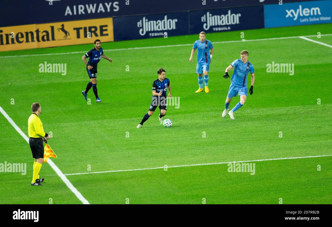 New York, NY - le 24 octobre 2020 : Bojan (9) de Montréal ballon de contrôle d'impact pendant le match régulier de MLS contre le NYCFC au Yankee Stadium Banque D'Images