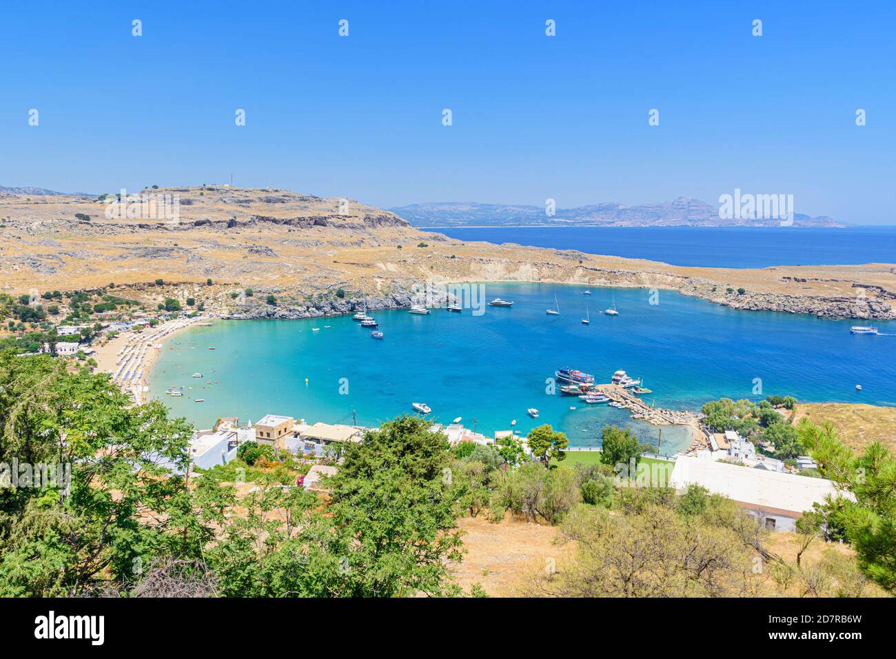 Vue sur la plage de Lindos, Lindos, Rhodes, Grèce Banque D'Images