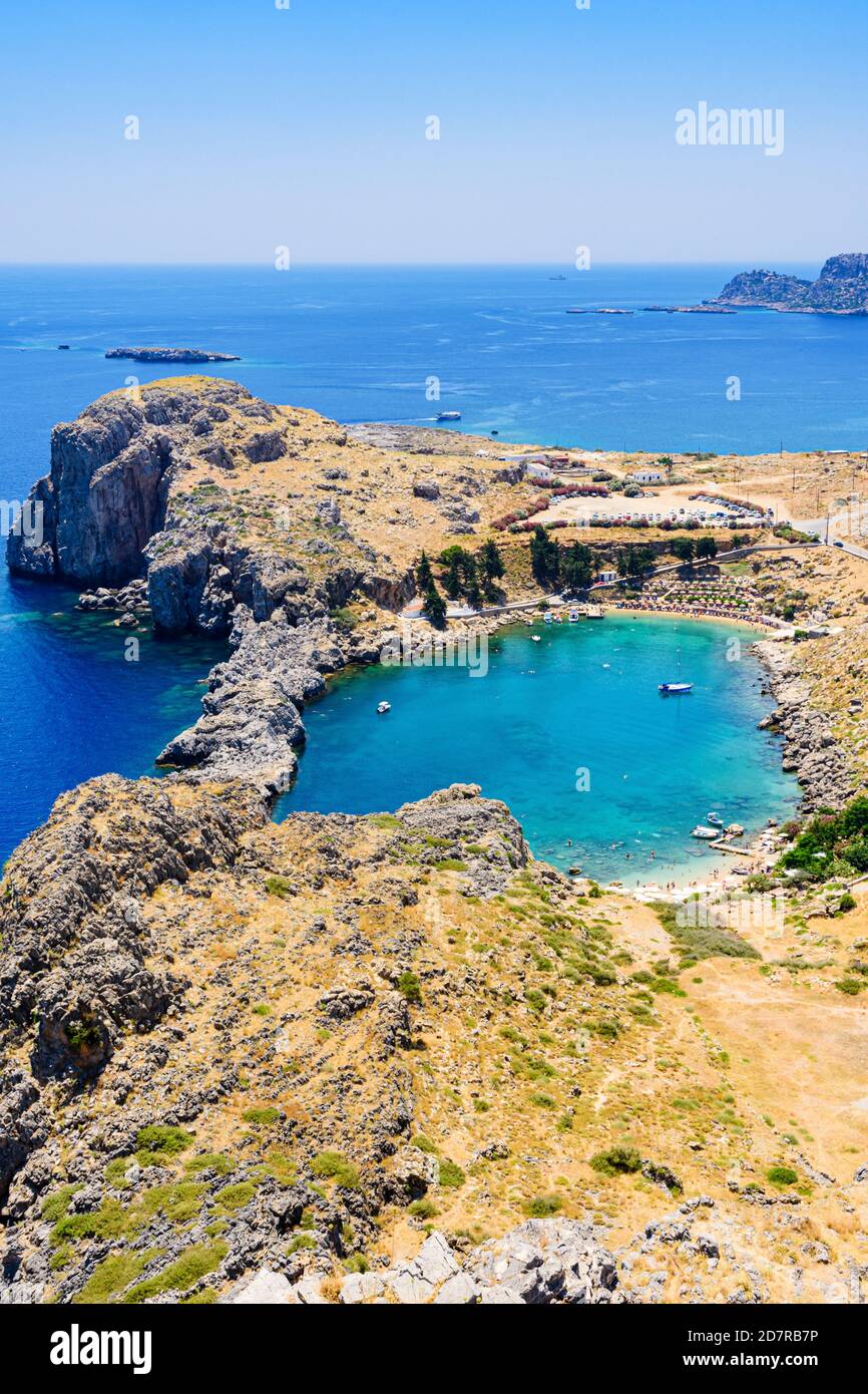 Vue côtière sur les plages de la baie de Saint-Paul, Lindos, Rhodes, Dodécanèse, Grèce Banque D'Images
