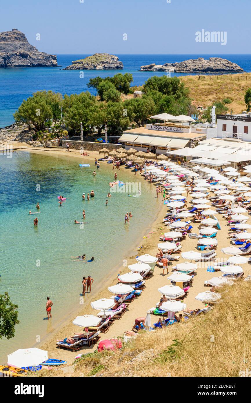 Eaux peu profondes familiales de Pallas Beach, Lindos, Rhodes, Dodécanèse, Grèce Banque D'Images