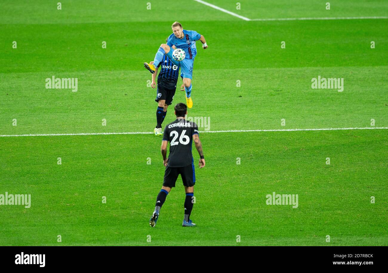 New York, États-Unis. 24 octobre 2020. Anton Tinnerholm (3) du NYCFC attrape un ballon d'air pendant le match régulier de la MLS contre l'impact de Montréal au Yankee Stadium à New York le 24 octobre 2020. NYCFC a gagné 3 - 1. (Photo de Lev Radin/Sipa USA) crédit: SIPA USA/Alay Live News Banque D'Images