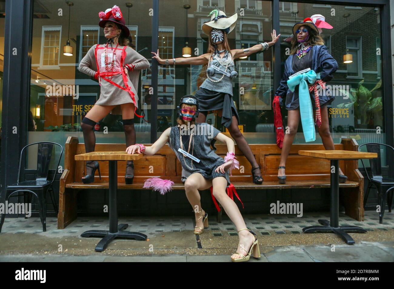 Londres, Royaume-Uni. 24 octobre 2020. Les modèles présentent la collection Pierre Garroudi lors du flash mob Fashion show dans le centre de Londres. Crédit : SOPA Images Limited/Alamy Live News Banque D'Images