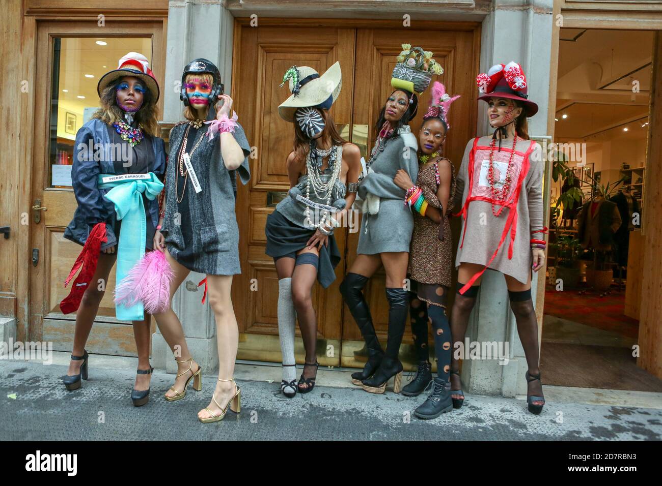 Londres, Royaume-Uni. 24 octobre 2020. Les modèles présentent la collection Pierre Garroudi lors du flash mob Fashion show dans le centre de Londres. Crédit : SOPA Images Limited/Alamy Live News Banque D'Images
