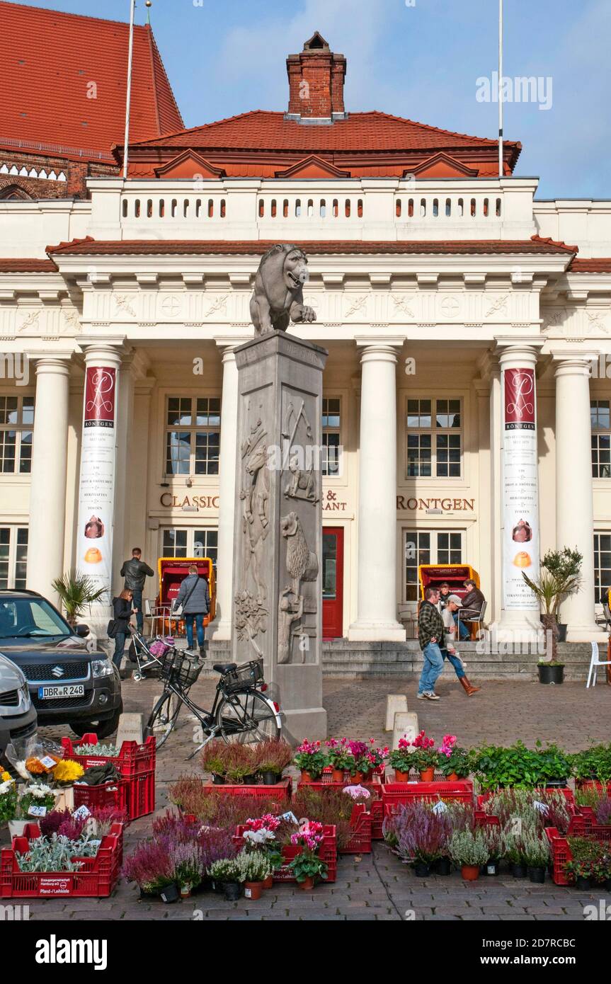 Style classique du Neues Gebaude (nouveau bâtiment) sur Am Markt, une place dans le centre-ville de Schwerin, Allemagne Banque D'Images