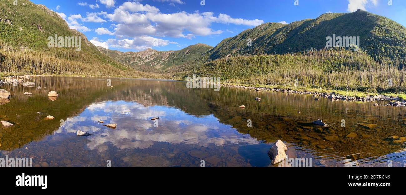Vue panoramique avec de belles réflexions sur le lac aux Américas, Parc national de la Gaspésie, Québec, Canada Banque D'Images