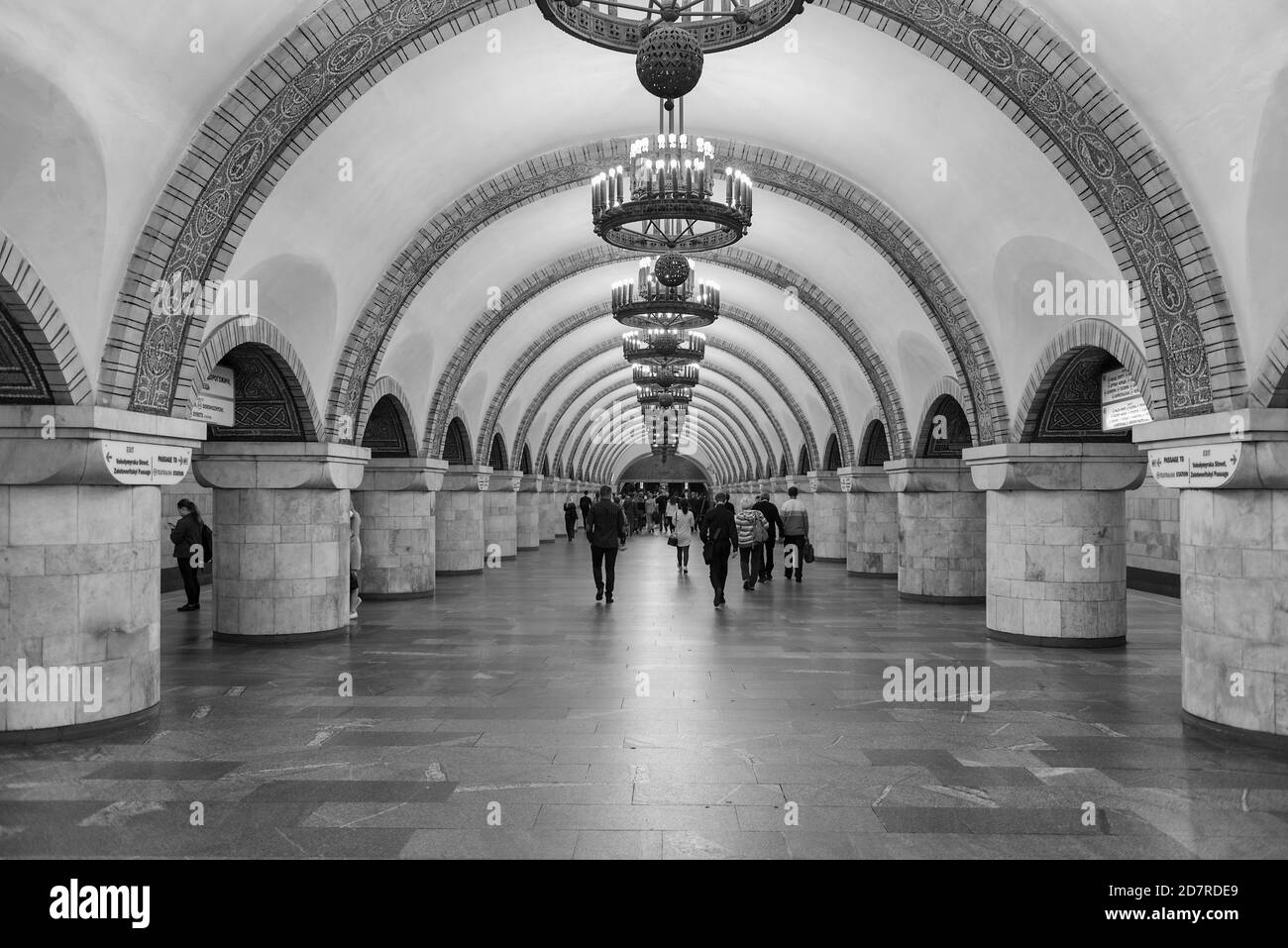 Les passagers dans une station de métro Arsenalna, Kiev, Ukraine Banque D'Images
