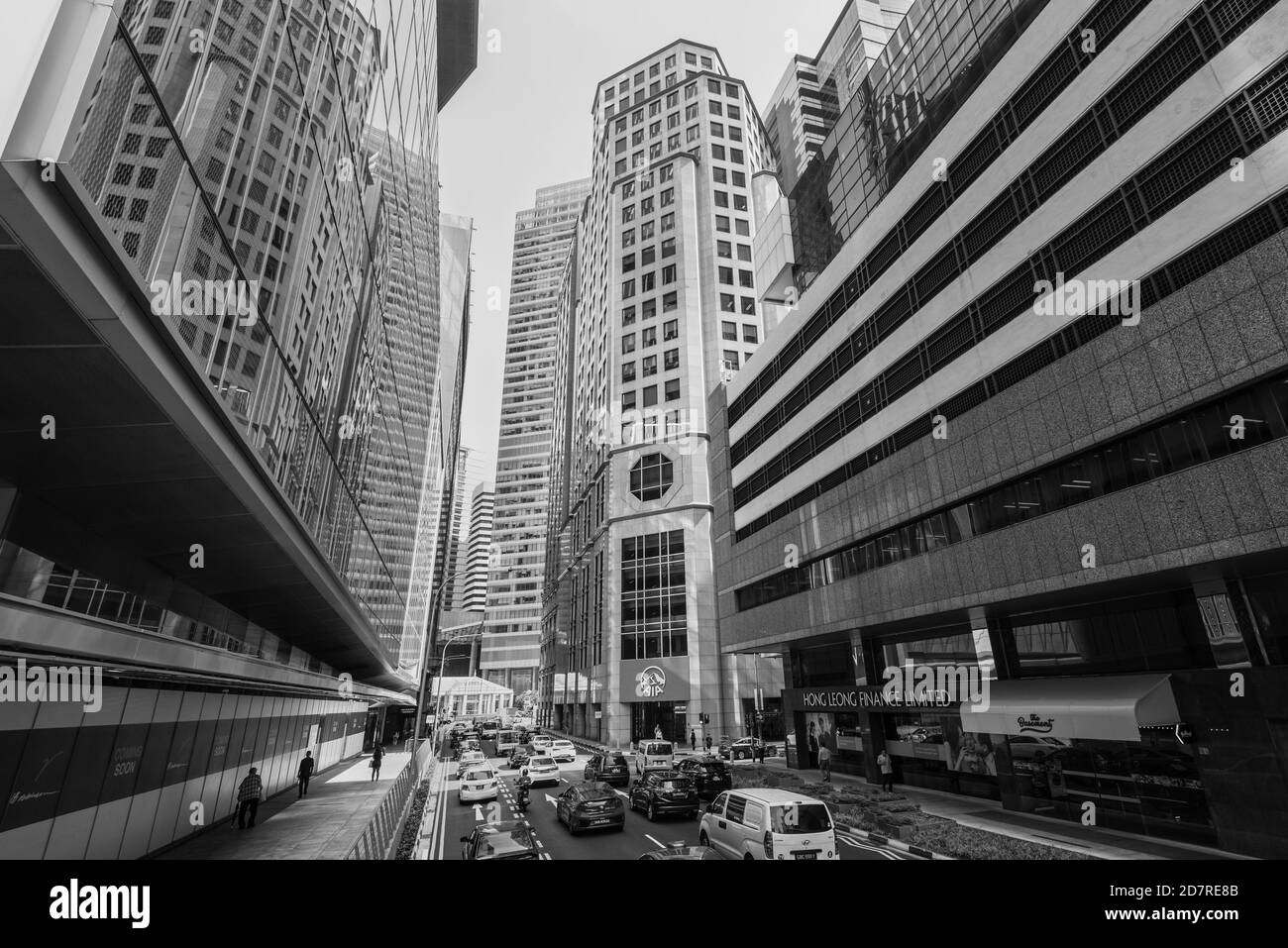 Singapour - 4 décembre 2019 : scène de rue à Singapour avec les immeubles de bureaux gratte-ciel et le trafic dans le centre financier de Singapour. BL Banque D'Images