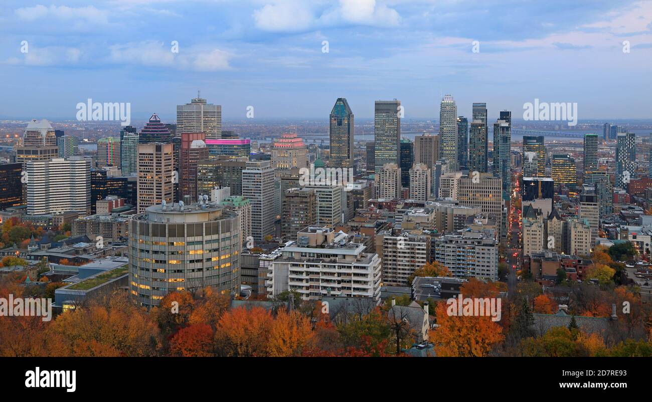 Vue aérienne des gratte-ciel de Montréal en automne le soir, Québec, Canada Banque D'Images