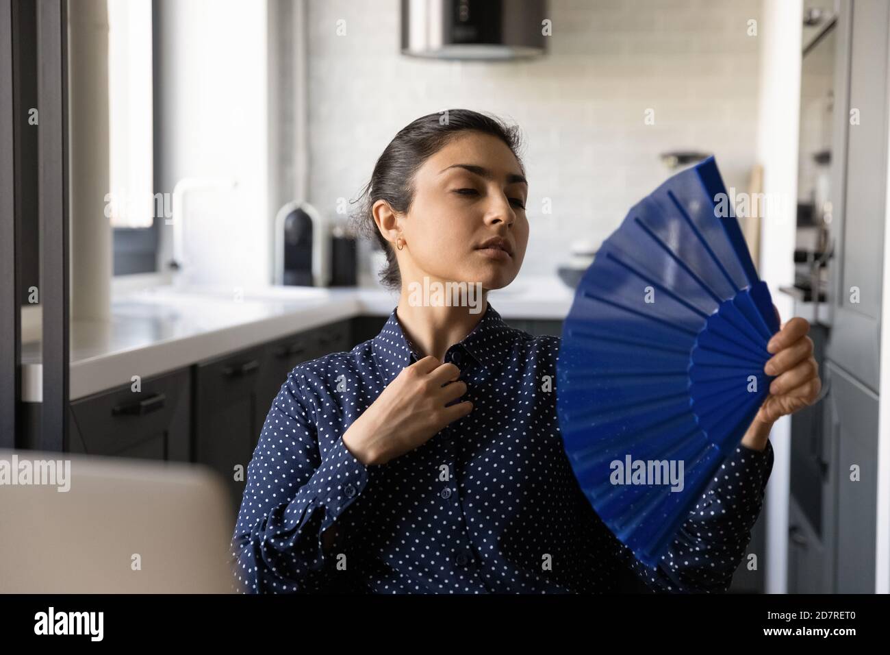 Une femme indienne surchauffée souffre d'un coup de chaleur à l'intérieur Banque D'Images