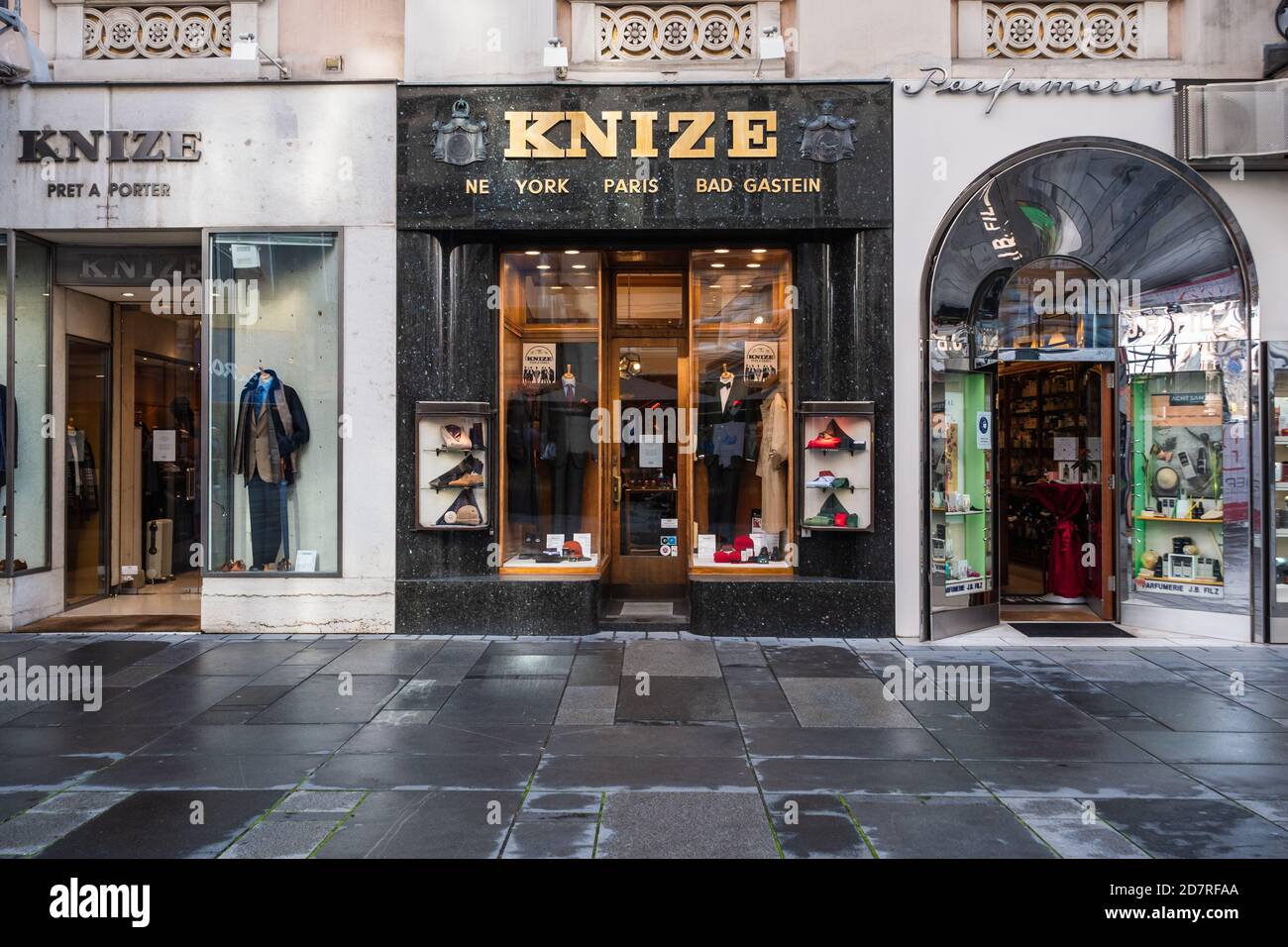 Vienne, Autriche - octobre 25 2020: Knize et Comp Tailor and Clothing Store Front conçu par Adolf Loos avec des fenêtres sur la rue Graben. Banque D'Images