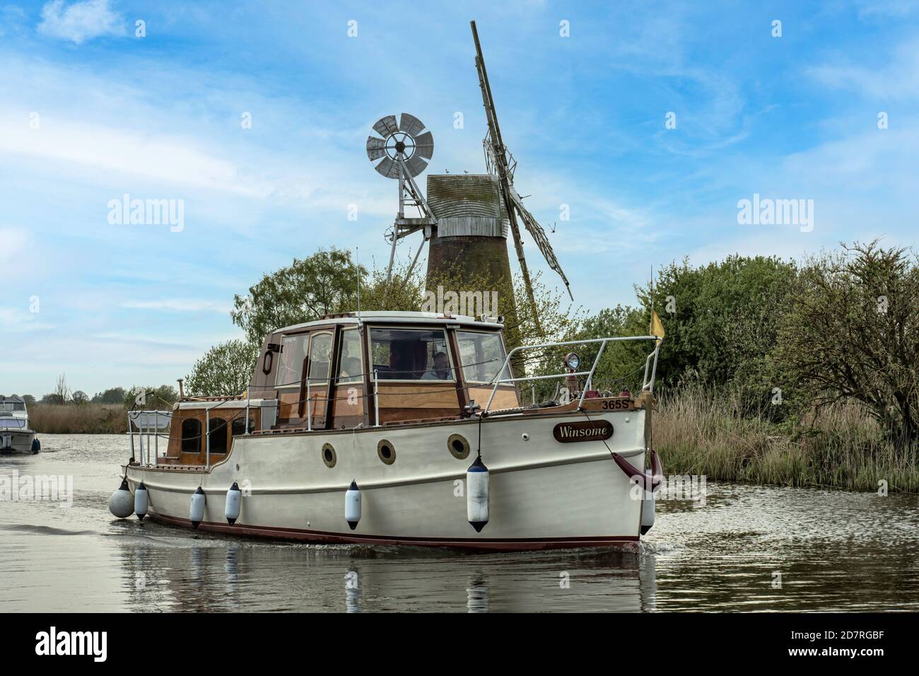 Un couple de bateaux passent par broadland Turf Fem moulin sur la rivière ant. Banque D'Images