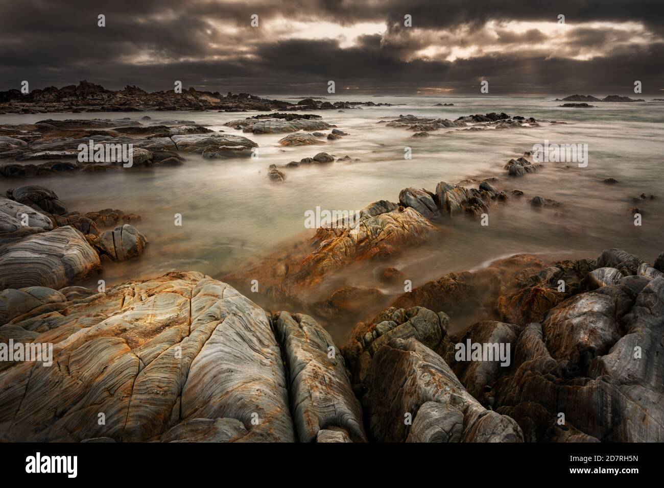 Côte sauvage et sauvage à Nelson Bay, dans la zone de conservation Arthur Pieman. Banque D'Images