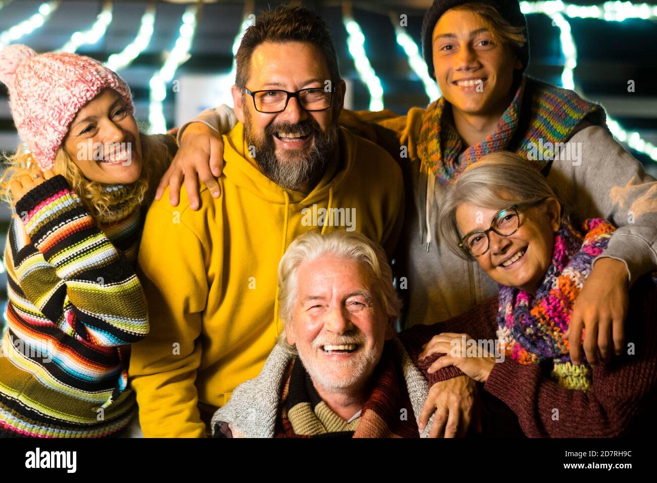 Les familles des caucasiens heureux fêtent ensemble la Saint-Sylvestre amusant - joyeux mied générations d'années profiter de la fête par nuit en hiver Banque D'Images