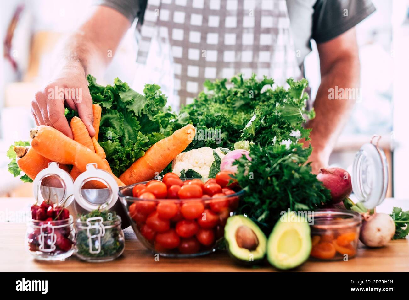 Homme adulte méconnaissable avec beaucoup de légumes sur la table - repas de saison de couleur et fruits pour végétarien ou les gens vegan - vie saine Banque D'Images