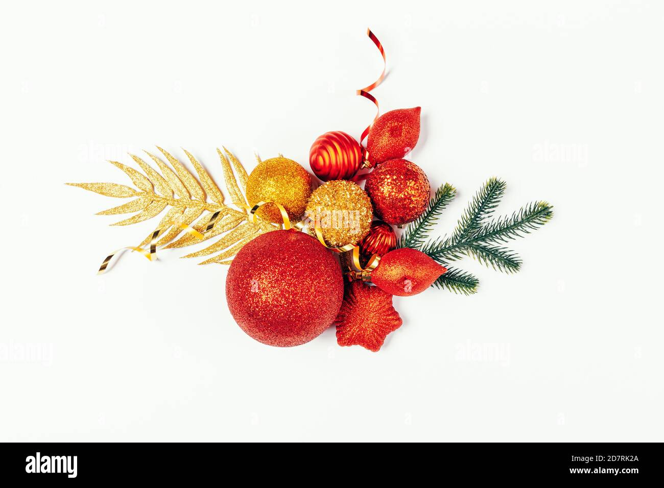 Décoration de Noël festive avec branche de sapin, décorations de vacances et rubans sur fond blanc avec espace pour le photocopie. Banque D'Images