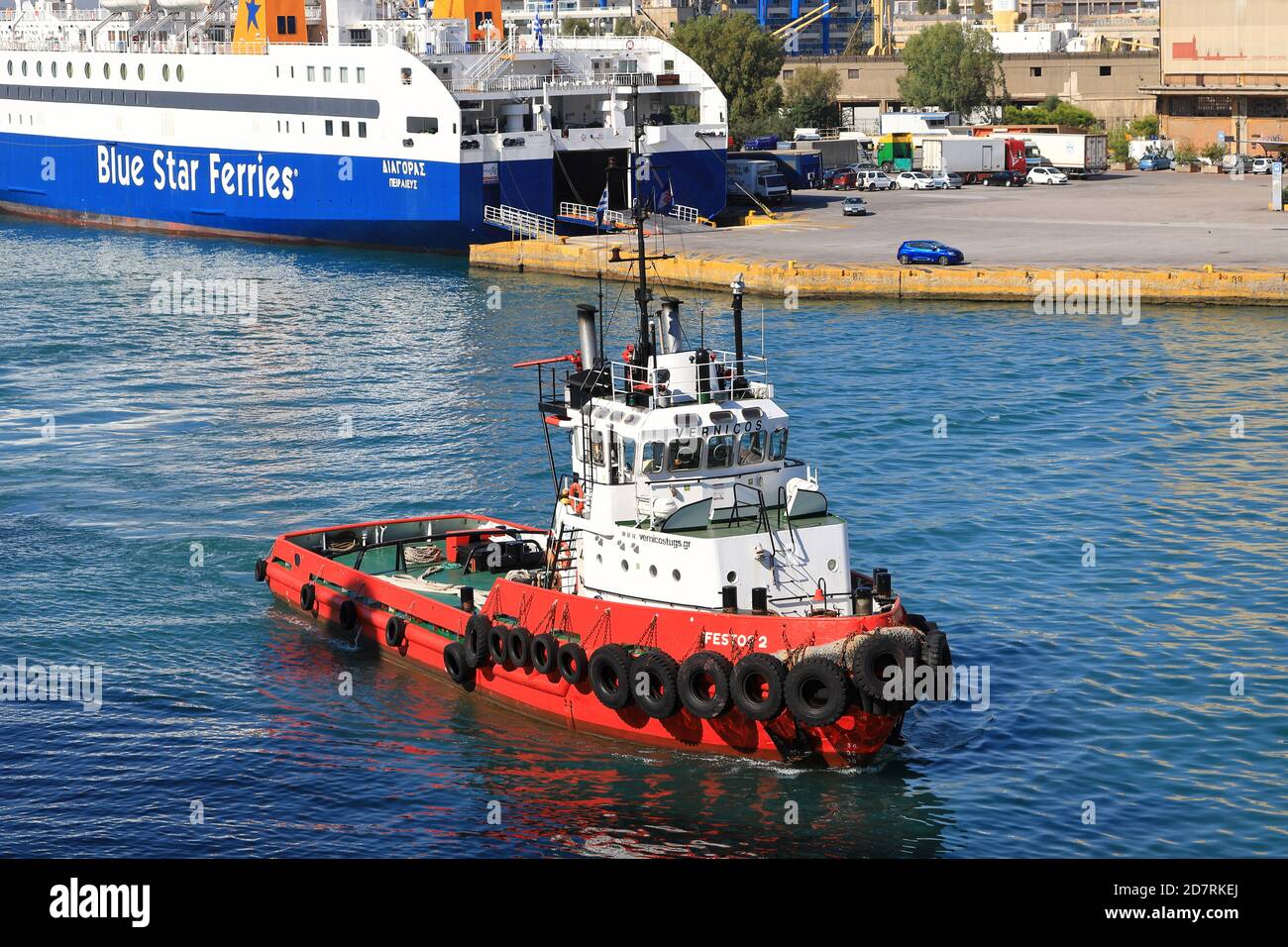 Le remorqueur Ifestos 2 est photographié dans le port du Pirée, en Grèce. Ifestos 2 a été construit en 1980 et appartient à Vernicos remords. Banque D'Images