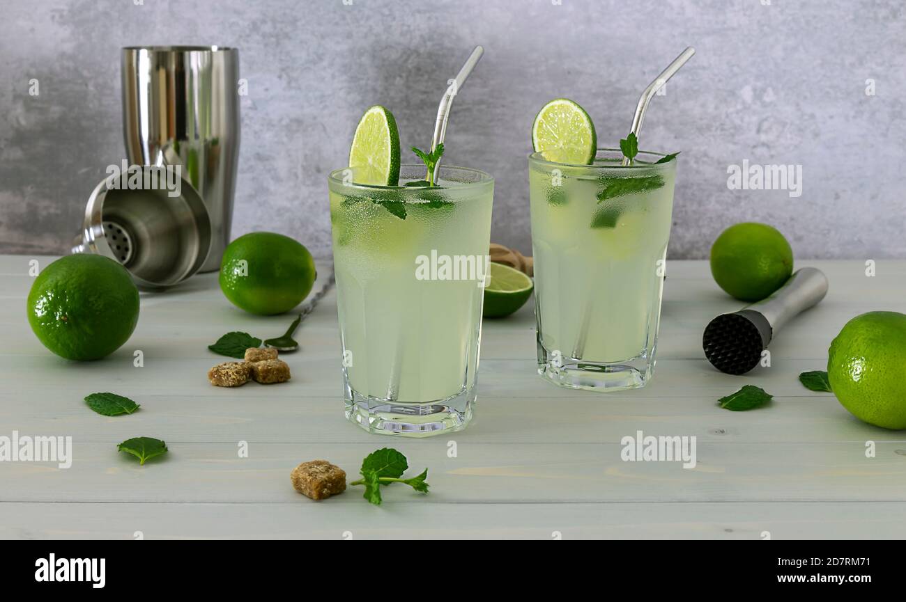 Mojito de cocktail à la menthe alcoolisée rafraîchissant au rhum et au citron vert Banque D'Images