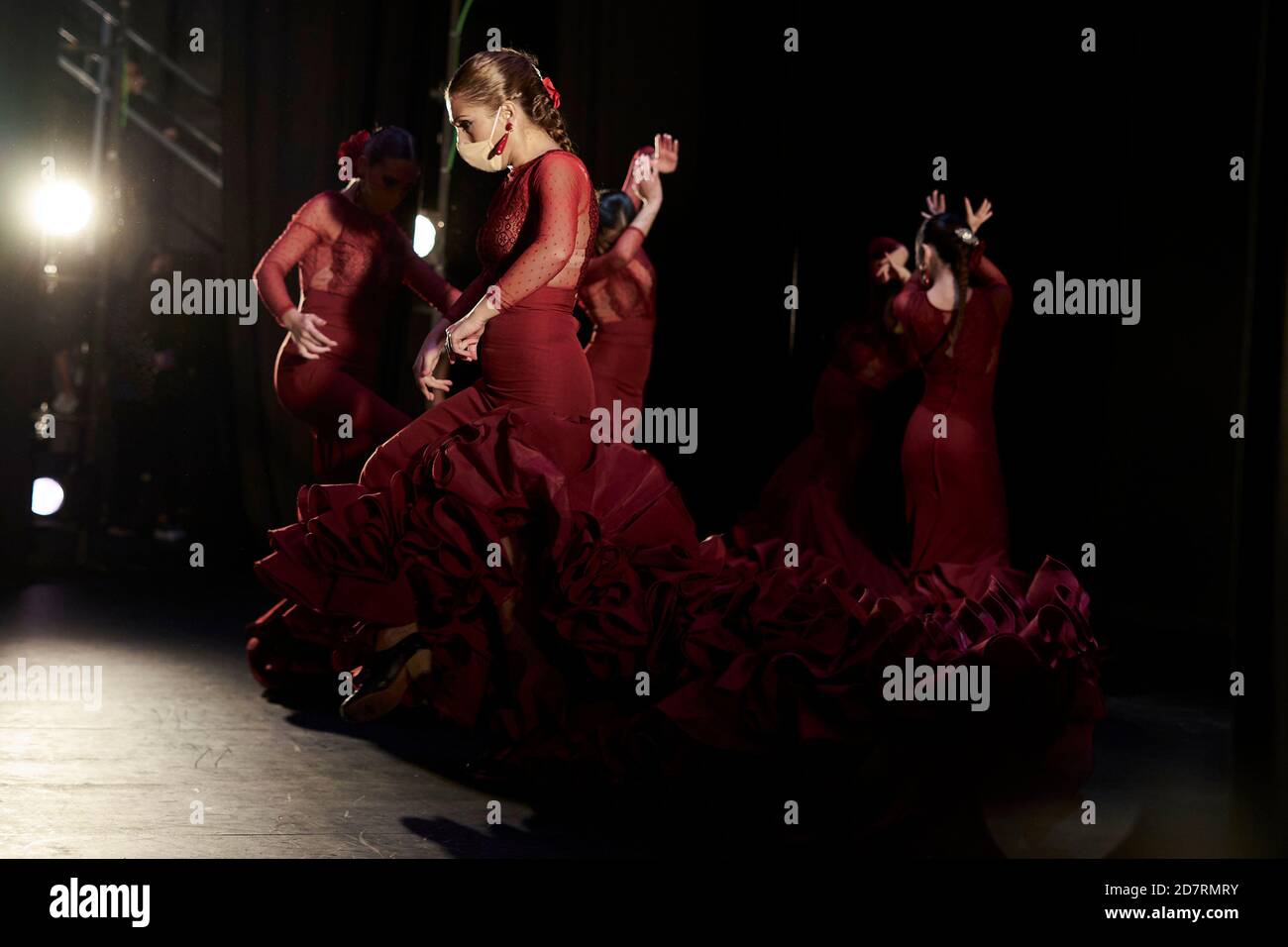 Alcala de Henares, Espagne. 24 octobre 2020. Danseurs avec masques de visage pendant le festival de danse flamenco 'Volver' au théâtre Cervantes à Alcala de Henares, Espagne. À Madrid, la limitation de capacité dans les théâtres se situe entre 50% et 75% comme mesure préventive contre Covid-19. Crédit : May Robledo/Alfa Images/Alay Live News Banque D'Images