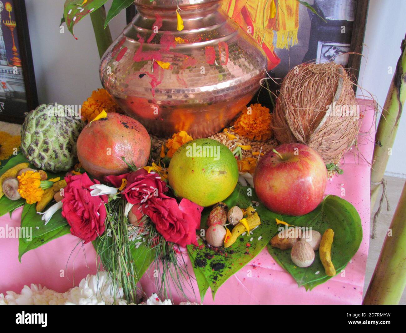 Fruits et autres ingrédients conservés comme offrandes à Godsbefore prière Selon les rituels hindous Banque D'Images