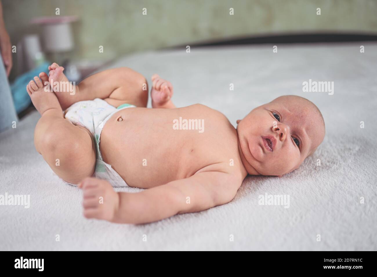 Maman Est En Train De Changer De Couche Mignon Emotionnel Drole Nouveau Ne Petit Garcon Posant Dans Le Lit De Bebe Modele D Emballage Pour Bebes Enfant En Bonne Sante Concept D Hopital Et Maternite