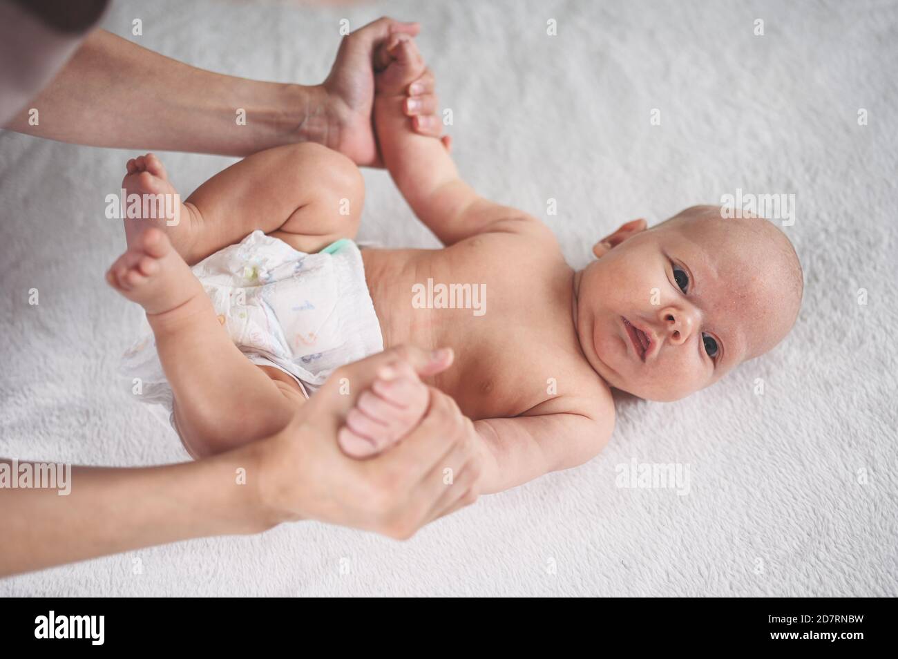 Maman Est En Train De Changer De Couche Mignon Emotionnel Drole Nouveau Ne Petit Garcon Posant Dans Le Lit De Bebe Modele D Emballage Pour Bebes Enfant En Bonne Sante Concept D Hopital Et Maternite