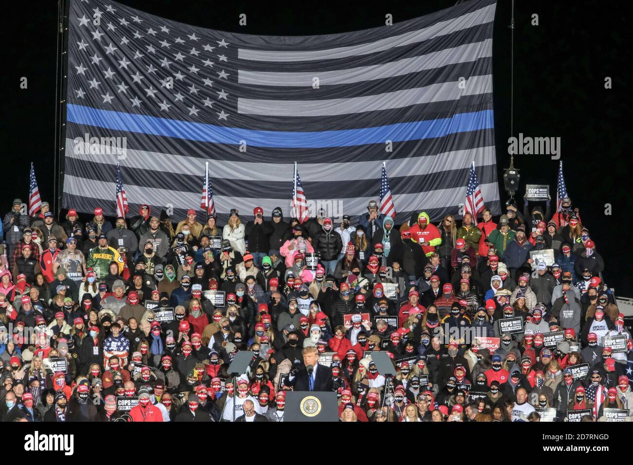 Waukesha, États-Unis. 24 octobre 2020. Le président Donald Trump prend la parole lors d'un rassemblement de campagne à l'aéroport du comté de Waukesha à Waukesha, Wisconsin, le samedi 24 octobre 2020. Photo par Alex Wroblewski/UPI crédit: UPI/Alay Live News Banque D'Images