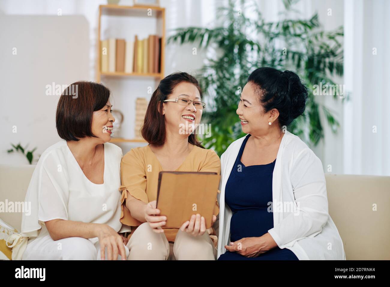 Femmes âgées regardant des vidéos amusantes Banque D'Images
