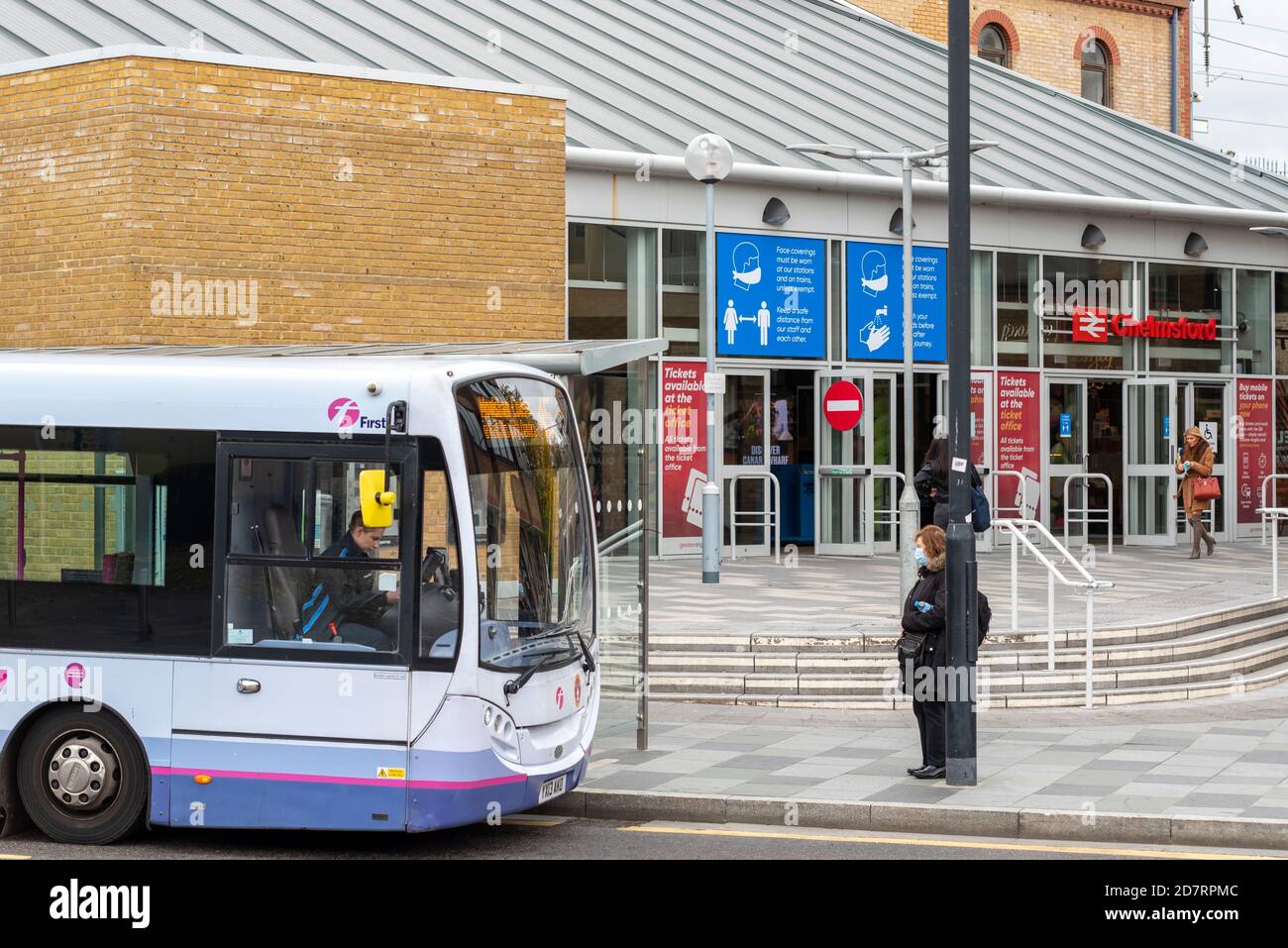 FirstGroup, FirstBus, First bus devant la gare de Chelmsford, Essex, Royaume-Uni. Moyeu de transport. Personne dans le masque facial en attente Banque D'Images