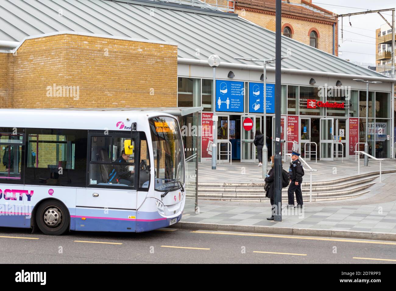 FirstGroup, FirstBus, First bus devant la gare de Chelmsford, Essex, Royaume-Uni. Moyeu de transport. Les agents de police et les avertissements de santé COVID 19 Banque D'Images