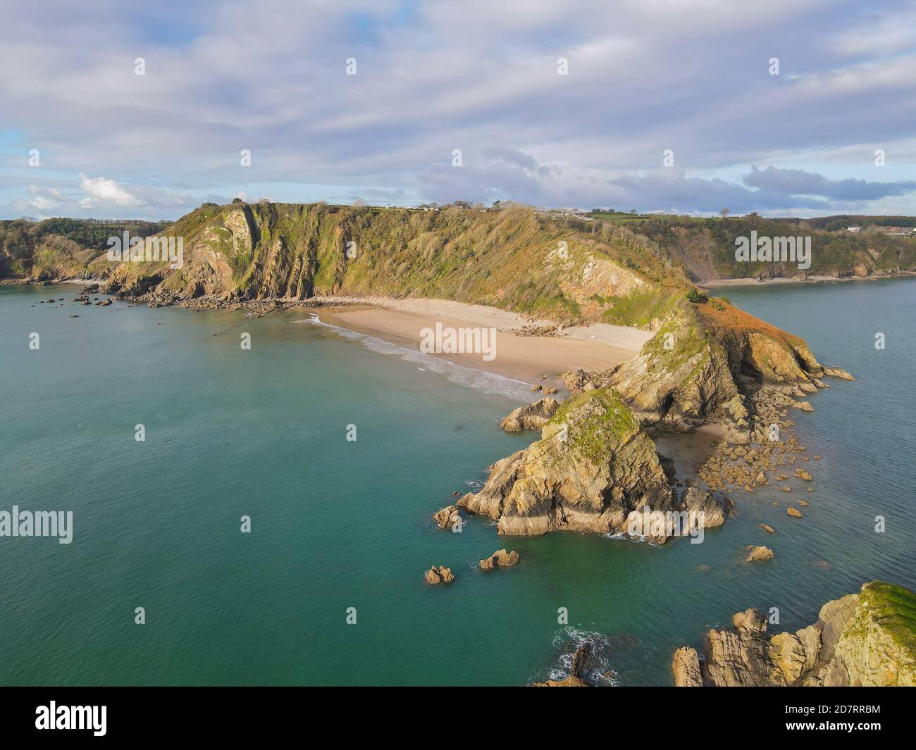 Monkstone Beach est une petite mais superbe plage éloignée près de Tenby & Saundersfoot à Pembrokeshire, pays de Galles, Royaume-Uni. Plages de sable doré, entourées de falaises Banque D'Images