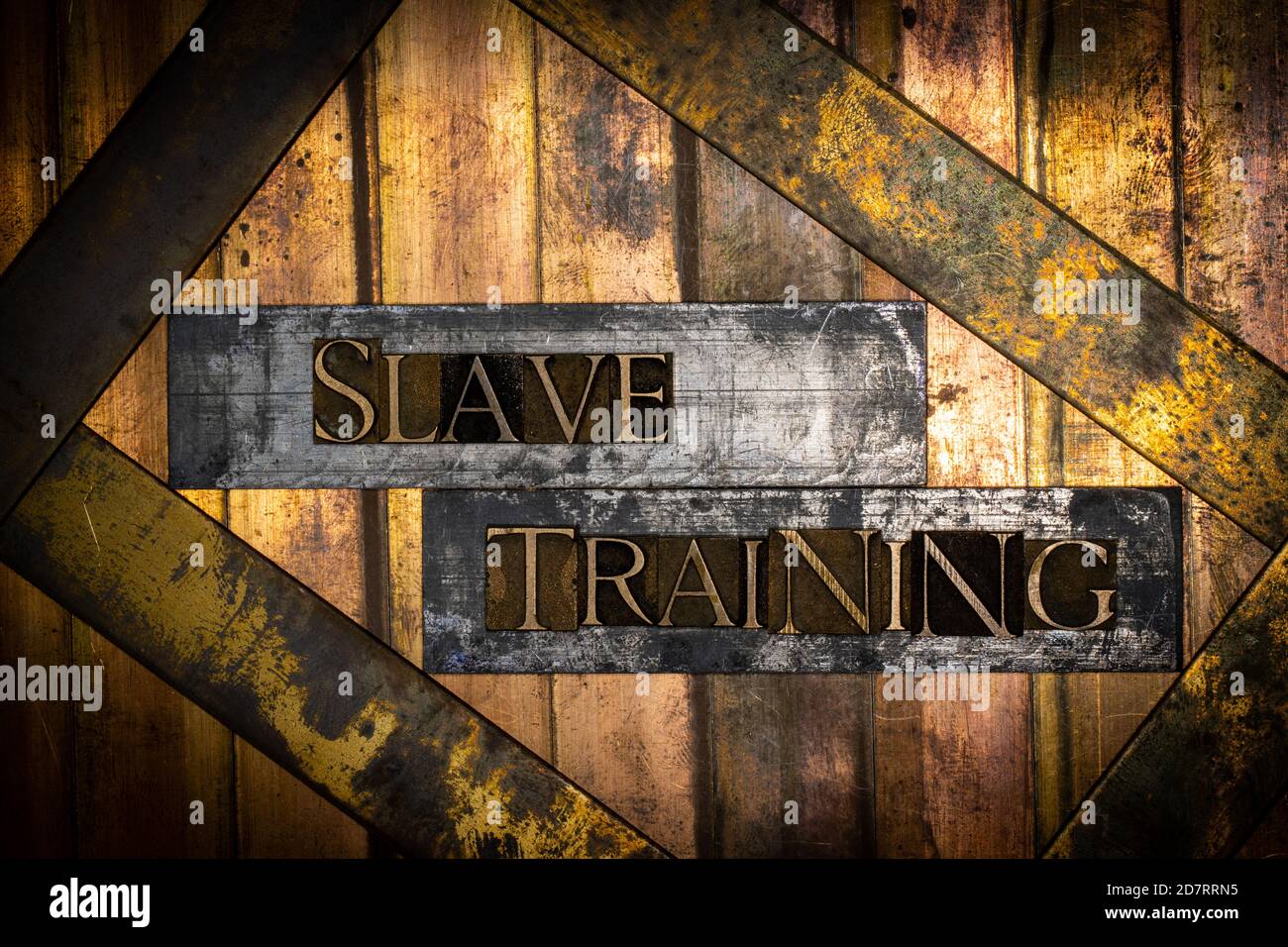 Message texte entraînement esclave sur cuivre grené texturé et vintage fond doré Banque D'Images