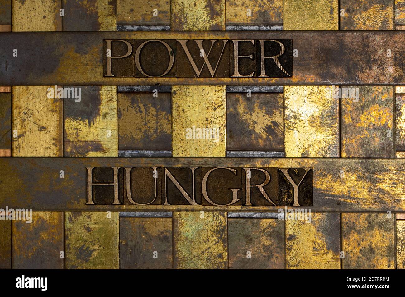 Message texte « Power Hungry » sur cuivre texturé et vintage fond doré Banque D'Images